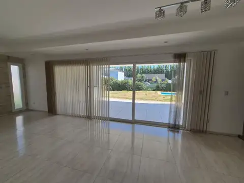 Casa en Alquiler con 1 cochera