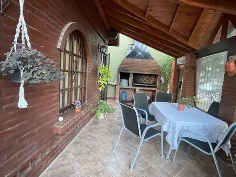 Casa 2 ambientes con 2 baños