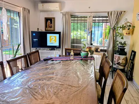 Casa 7 ambientes con 2 baños
