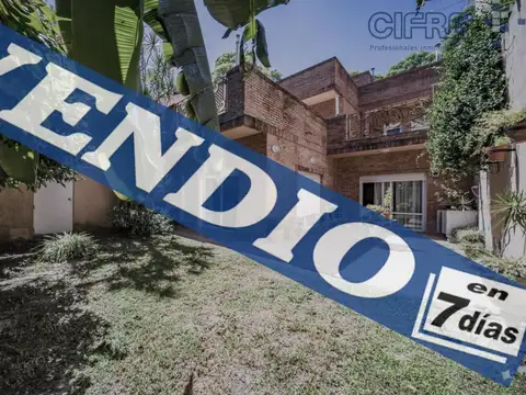 Casa 4 ambientes en 2 plantas con ascensor, jardin y cochera para 2 autos (lote 10x23)