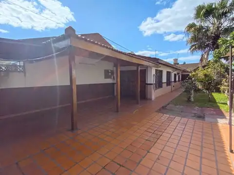 Casa 5 ambientes con 2 cocheras y jardín en San Miguel