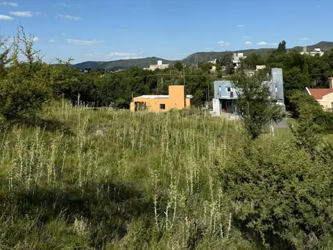 Lote a la venta en Lomas del Rey. (L409)