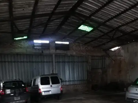 GALPON EN ESQUINA+CASA A REFACCIONAR