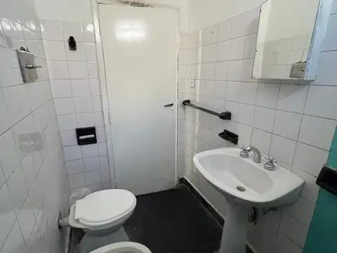 Casa tipo PH con jardin y fondo libre, bien ubicada.