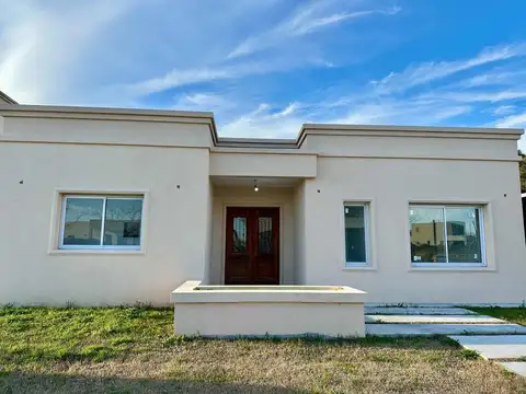 Casa  en Venta en Barrio Santa Emilia, Pilar del Este, Pilar