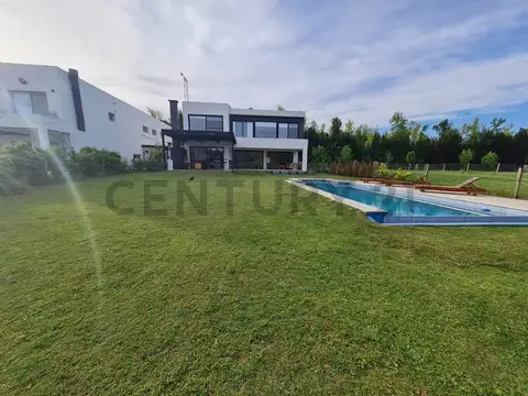 Casa en Venta con 2 cocheras