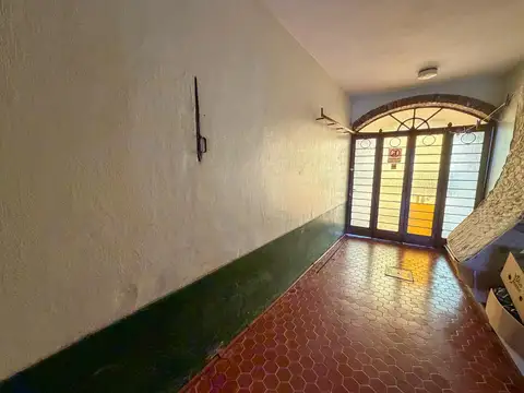 Casa con patio y cochera en barrio Villa del Parque