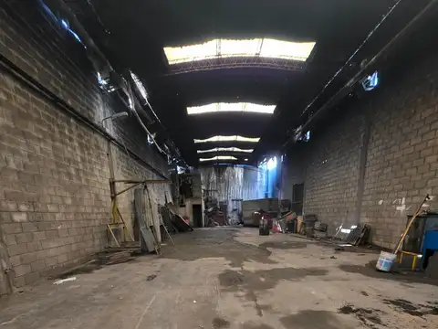 Amplio Galpón/lote En Alquiler Con Salida A Tres Calles, En Zona Villa Libertad