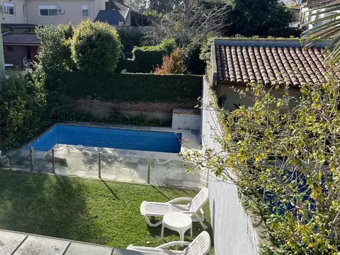 Venta Casa de 4 amb. con jardín, pileta y coch. p/3 autos, con excel. ubicación en Beccar