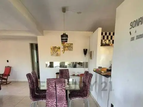 Casa 5 ambientes con 2 baños