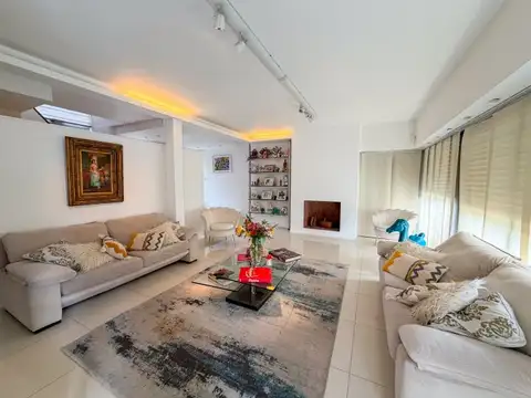 Casa en Venta con 3 cocheras