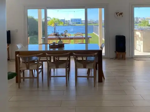 Casa en Alquiler con 3 cocheras