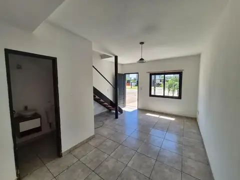Casa en Alquiler con 2 cocheras