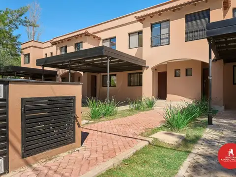 Casa en venta aldea Fisherton condos amplio jardín cochera doble