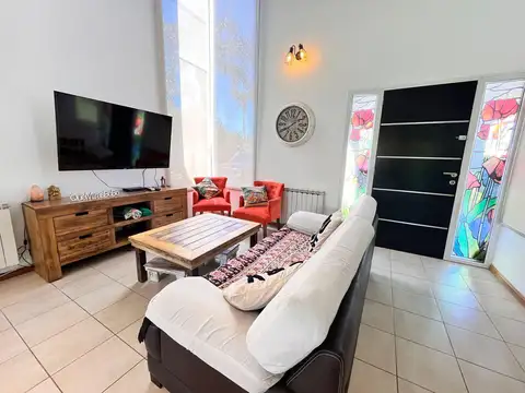 VENTA: casa de tres dormitorios con galeria y pileta en Barrio Privado Cadaqués Funes Hills