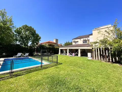 VENTA: casa de tres dormitorios con galeria y pileta en Barrio Privado Cadaqués Funes Hills