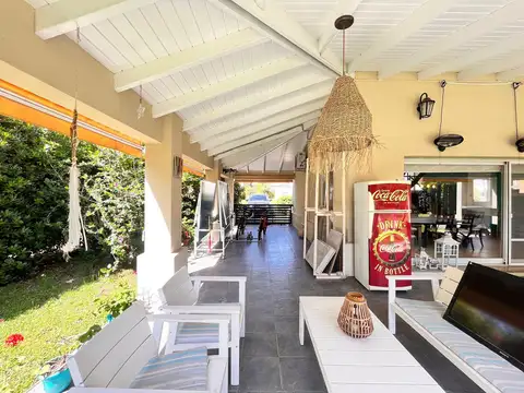 VENTA: casa de tres dormitorios con galeria y pileta en Barrio Privado Cadaqués Funes Hills