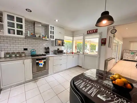 VENTA: casa de tres dormitorios con galeria y pileta en Barrio Privado Cadaqués Funes Hills