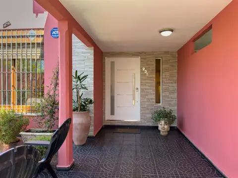 CASA EN VENTA LA PLATA 3 DORMITORIOS COCHERA