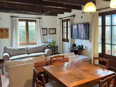 Casa 4 ambientes con 2 baños