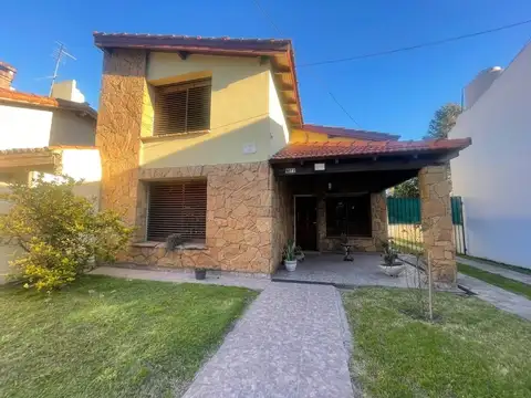 Casa con 2 Dormitorios, quincho y parque