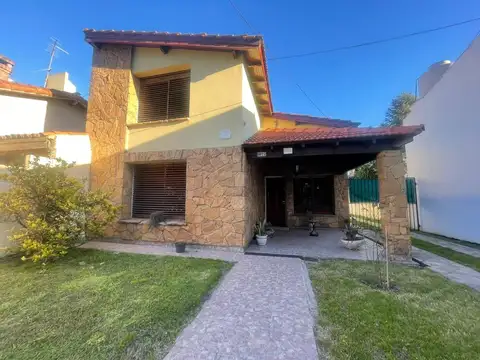 Casa con 2 Dormitorios, quincho y parque