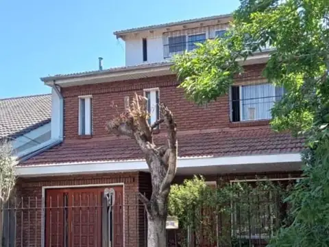 Vende Magnifica Casa 4 amb 3 niveles Jardin,piscina,quincho