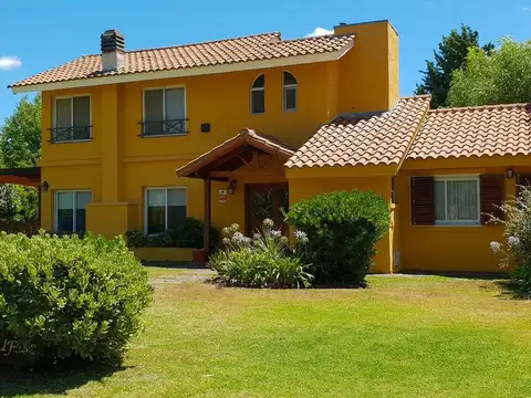 Casa 5 ambientes con 3 baños