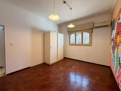 CASA DE 3 DORMITORIOS CON PATIO   PARRILA Y TERRAZA EN BARRIO PICHINCHA