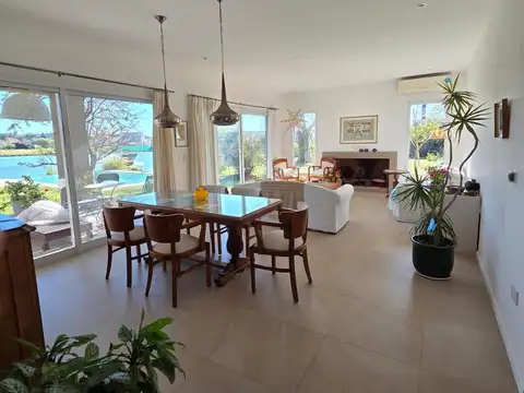 Casa 6 ambientes con 3 baños