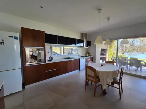 Casa en Venta con 4 cocheras