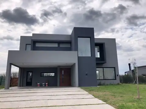Venta de casa en dos plantas con pileta en SAN SEBASTIAN AREA 8