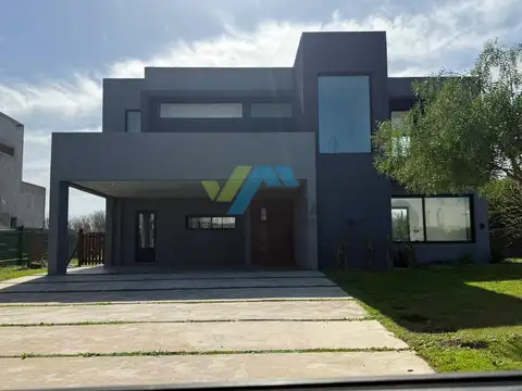 Venta de casa en dos plantas con pileta en SAN SEBASTIAN AREA 8