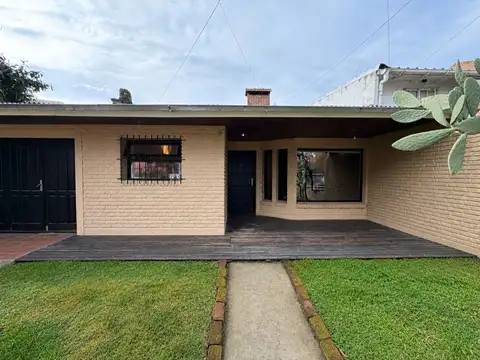 Venta casa 3 ambientes con gran parque y garage