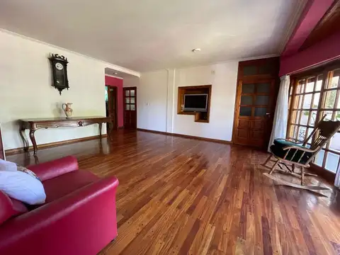 Casa 10 ambientes con 3 baños
