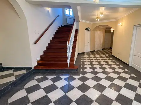 Casa en Alquiler en El Tipal, USD 2.900