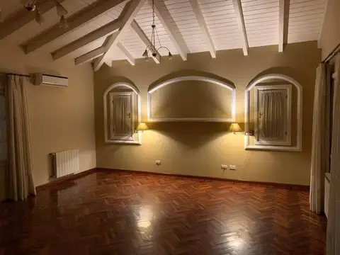 Casa en Alquiler con 4 cocheras