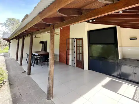 Casa 3 dormitorios con piscina en hermoso parque arbolado.