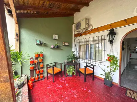 CASA 4 AMBIENTES CON QUINCHO Y PISCINA PROXIMO AL CENTRO