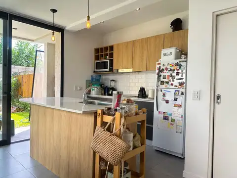 Casa 4 ambientes con 2 baños