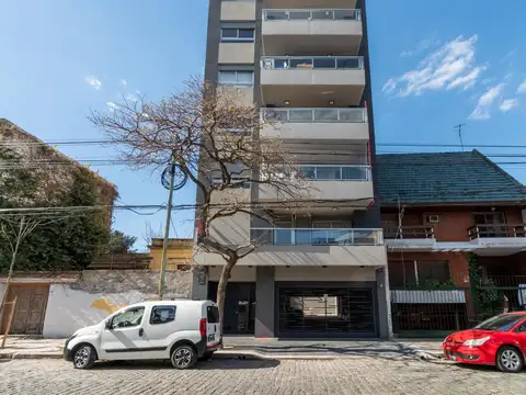 Luminoso monoambiente en alquiler con balcón, parrilla y cochera descubierta ubicado en Belgrano
