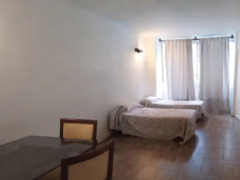 Centro (Reconquista 870 y Paraguay). Venta Monoambiente amueblado al frente. 25 m2