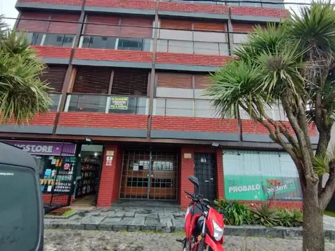 VENTA. DEPARTAMENTO 4 AMBIENTES CON DEPENDENCIA Y COCHERA.