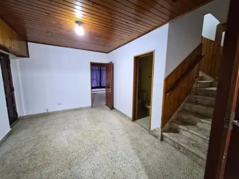 Amplia casa, con local al frente