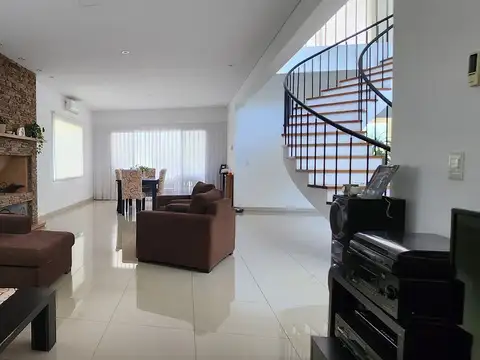 Casa 5 ambientes con 4 baños