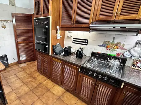 En Venta Chalet De 6 Ambientes Sobre Lisandro De La Torre, A Mts De Piñero En Barrio Villa Iglesias