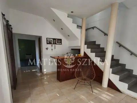 Casa 6 ambientes con 2 baños