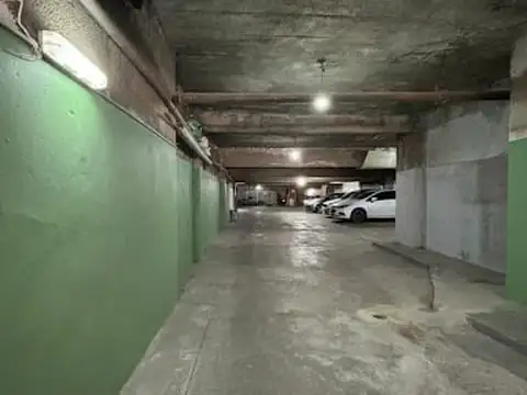 FINANCIACION DIRECTA   Cochera techada en venta en Lanús Centro.