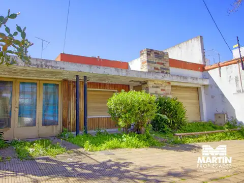 Casa en Venta de 3 Ambientes en Martinez a Reciclar con Cochera y Jardín