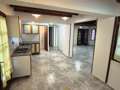 Casa 6 ambientes con 2 baños